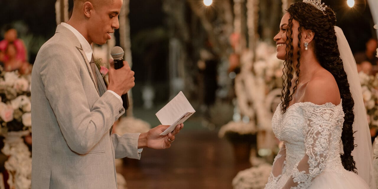 Como um Celebrante de Casamento ajuda nos Votos do Casal?